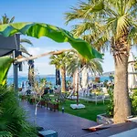 Moyo Luxury & Hotel 3*