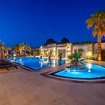 Hotel Moyo Luxury & 3*