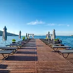 Hotel Moyo Luxury &