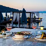 Moyo Luxury & Hotel