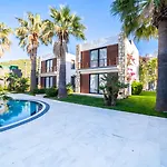 Hotel Moyo Luxury & 3*