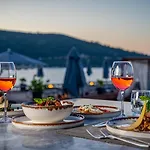 Hotel Moyo Luxury & 3*