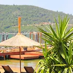 Moyo Luxury & Hotel