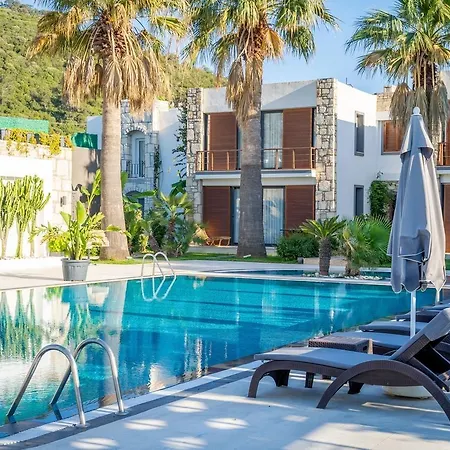 Moyo Luxury & Hotel 3*