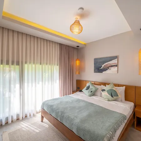 Moyo Luxury & 3*