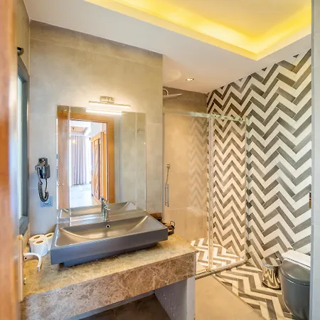 Moyo Luxury & Hotel 3*