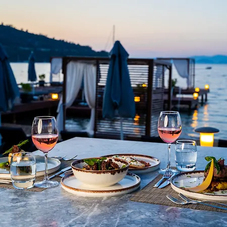 Moyo Luxury & Hotel