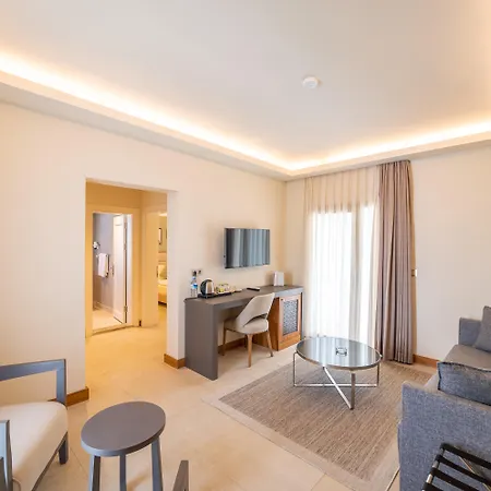 Moyo Luxury & Hotel 3*