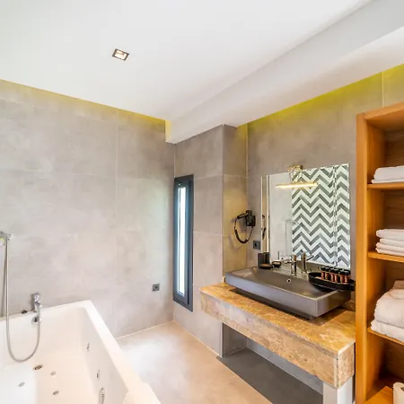 Moyo Luxury & מלון