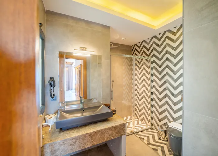 Moyo Luxury & Hotel 3*